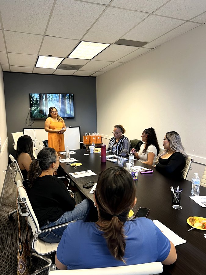 Monserrat enseñando técnicas de grabación