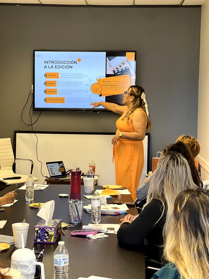 Monserrat presentando en el taller